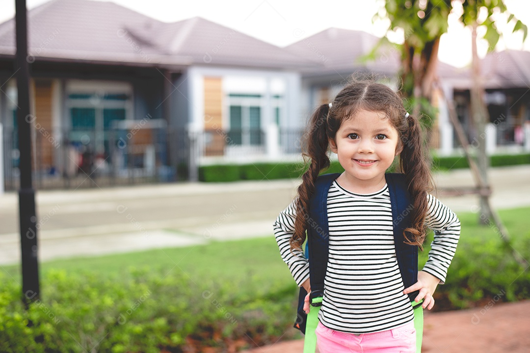 Liitle menina pronta para ir para a escola. De volta ao conceito de escola. Tema felicidade e estilo de vida.