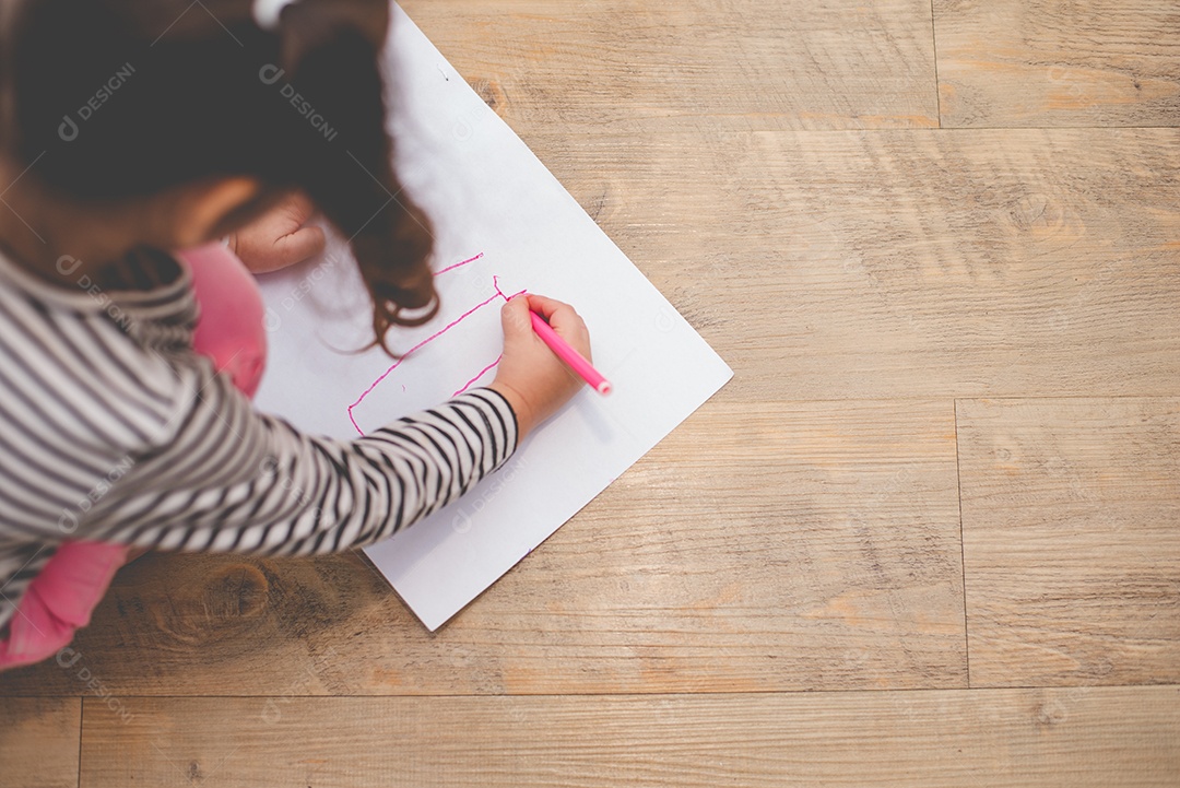 Menina desenhando com lápis de cor em papel na aula de artista. Conceito de educação e aprendizagem.