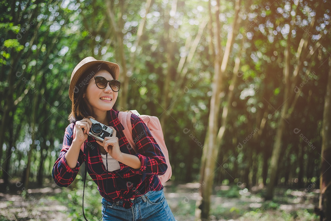 Mulher asiática de beleza sorrindo retrato de estilo de vida de uma jovem bonita se divertindo no verão ao ar livre com câmera digital.