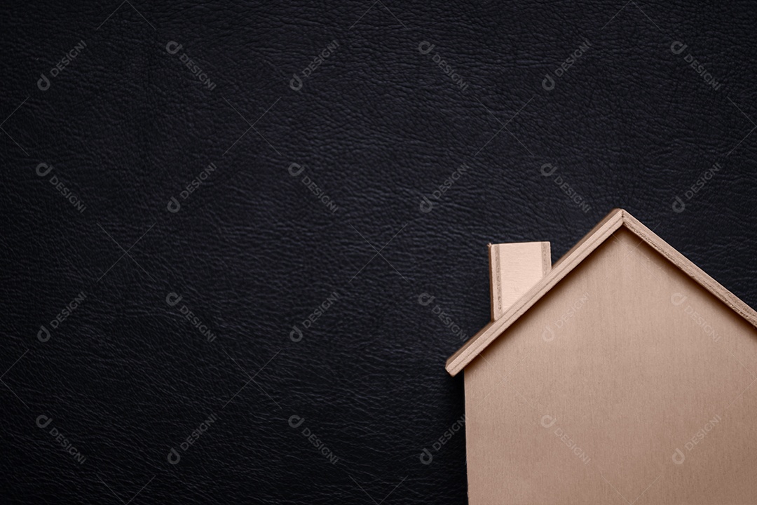 Casa de madeira com fundo preto. Conceito de lar doce lar. Idéia e tema criativo. Tema de textura e construção.