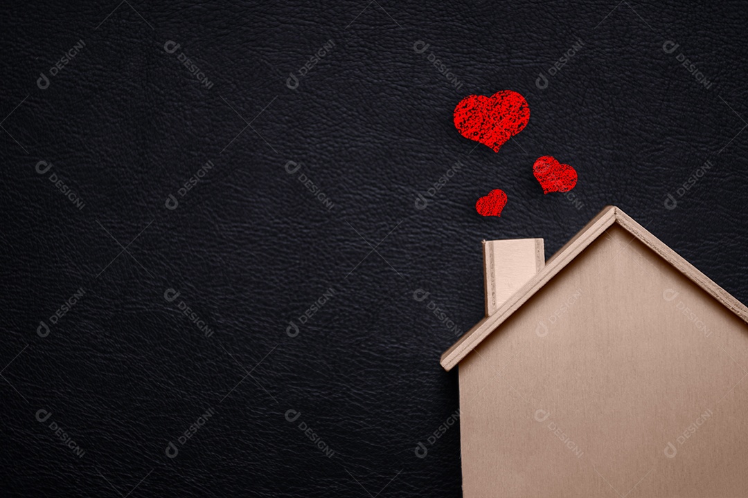 Lar doce lar com coração vermelho. Casa de madeira e fundo de couro preto. Estilos de vida familiares felizes e conceito de pessoas amorosas.