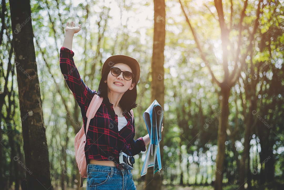 Mulher asiática de beleza viajar na floresta com mapa. Ao ar livre e lazer.