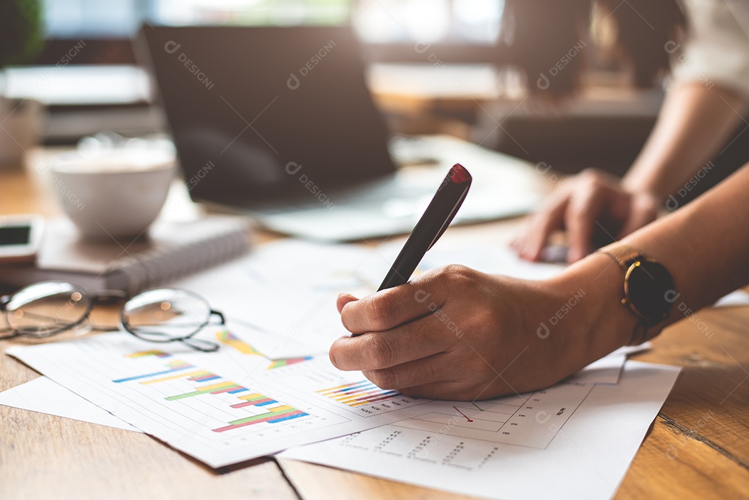 Close-up da mão de empresária escrevendo dados de relatório de resumo.