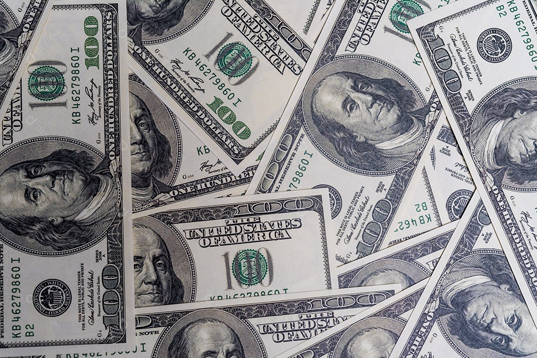 Uma pilha de notas de cem dólares. Econômico e financeiro do conceito de América.