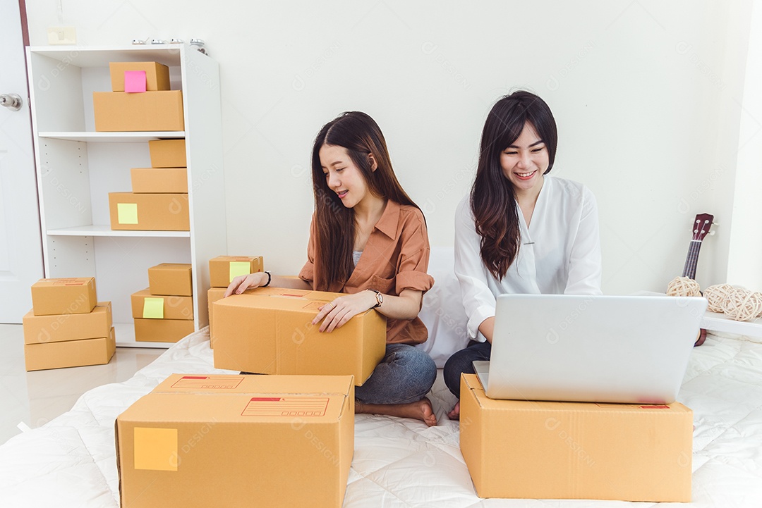 Armazém de distribuição de PME de pequeno empresário de startup de mulher asiática jovem com caixa de correio de encomendas.