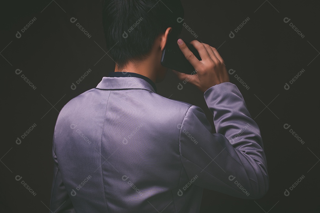 Pessoa que usam telefones inteligentes, conversam, comunicam-se