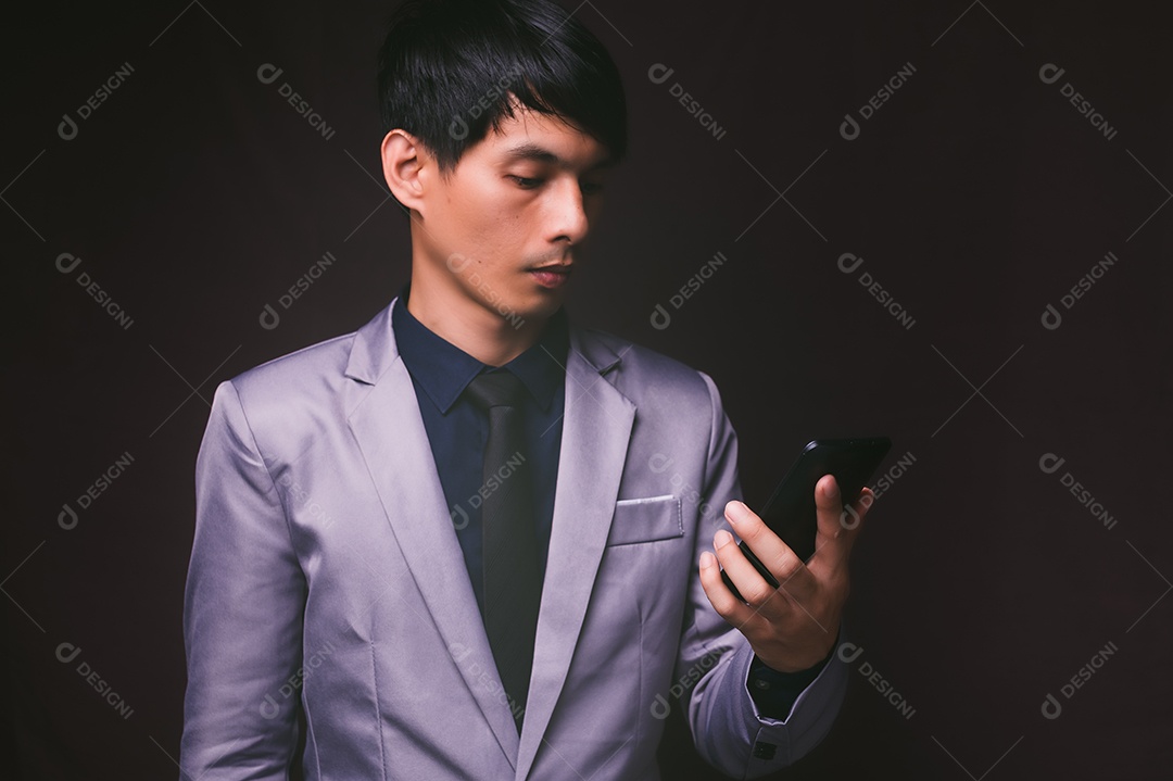 Pessoa que usam telefones inteligentes, conversam, comunicam-se