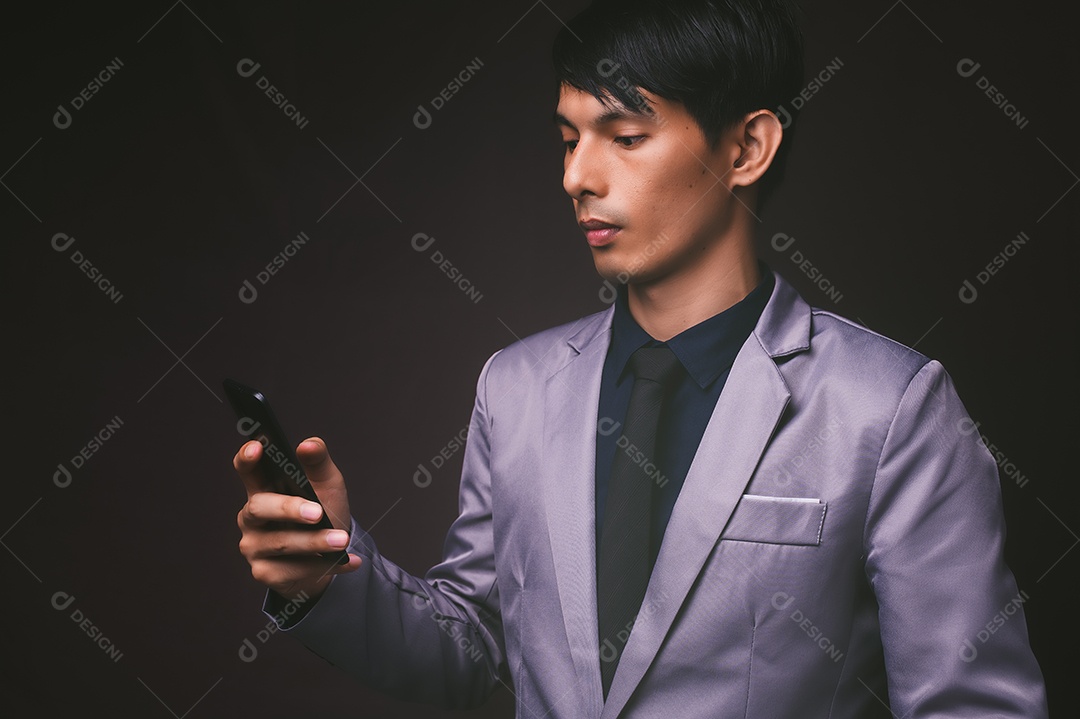 Pessoa que usam telefones inteligentes, conversam, comunicam-se