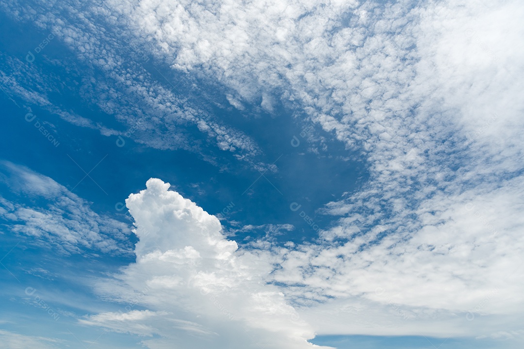 Fundo de céu azul com nuvens. Conceito de natureza e plano de fundo. Tema espaço e ar.