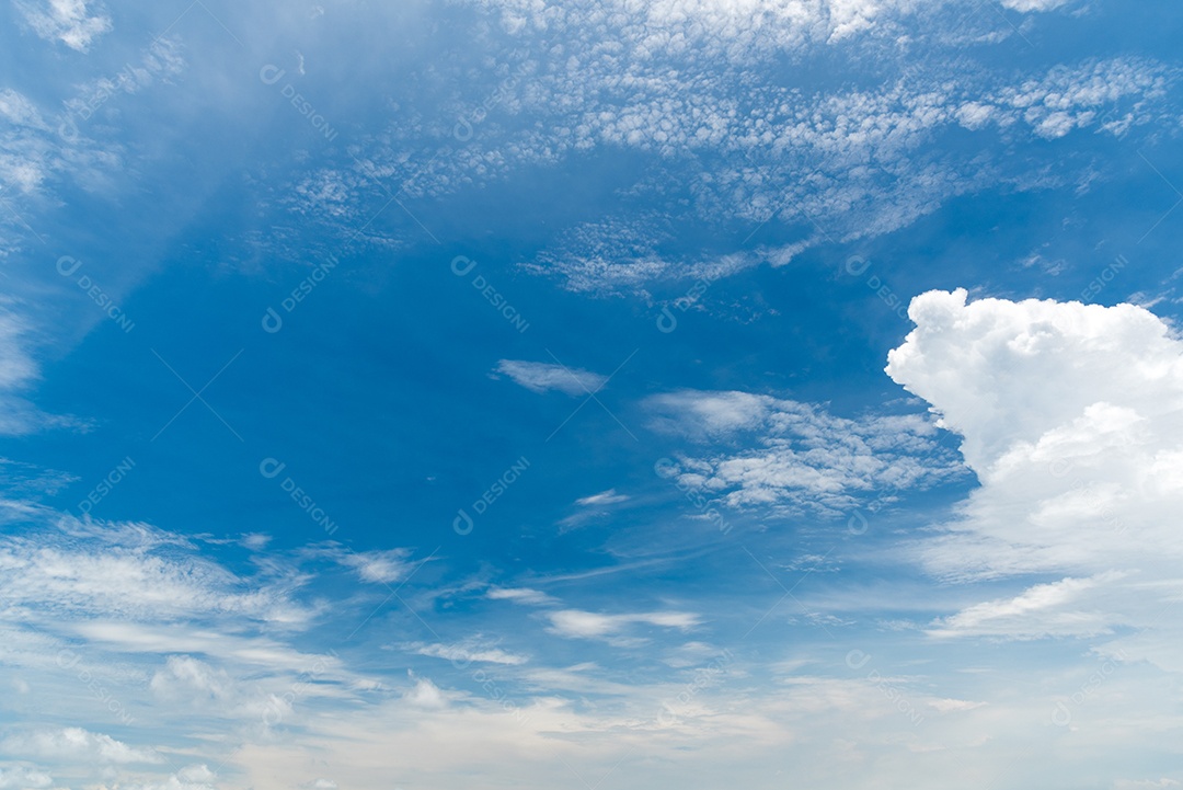 Fundo de céu azul com nuvens. Conceito de natureza e plano de fundo. Tema espaço e ar.