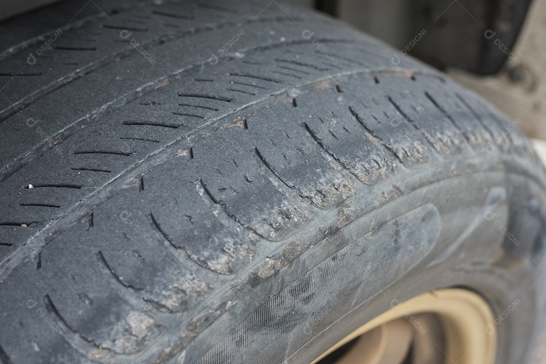 Feche de rodas de pneus velhos. Conceito automotivo e material. Tema de carro e veículo.