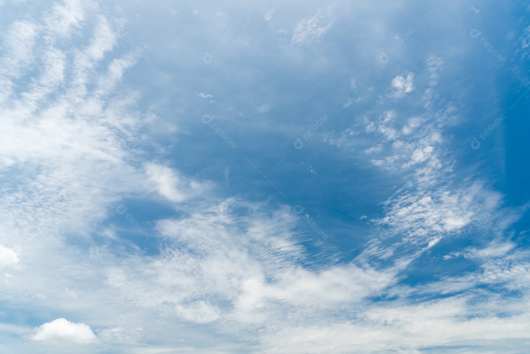 Fundo de céu azul com nuvens. Conceito de natureza e plano de fundo. Tema espaço e ar.