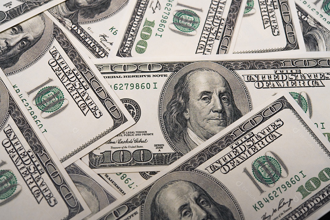 Uma pilha de notas de cem dólares. Econômico e financeiro do conceito de América.