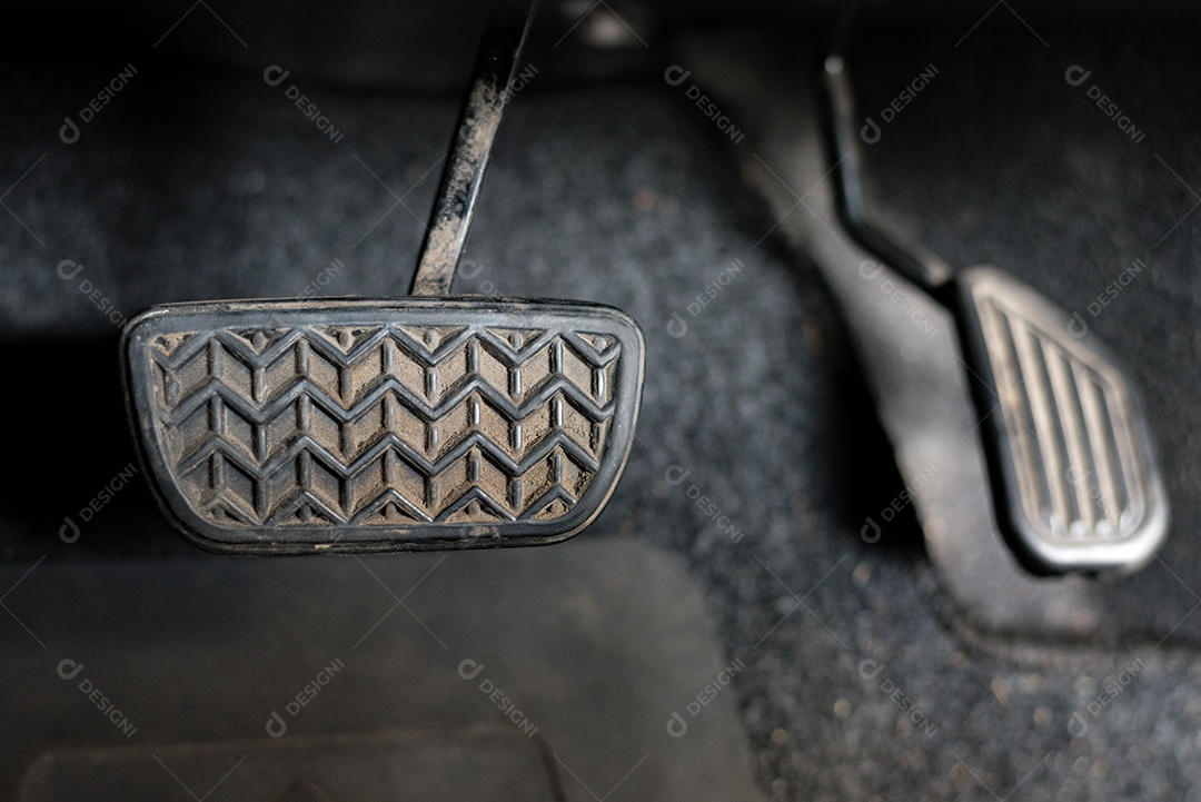 Freio do carro e fundo do acelerador. Conceito de transporte e veículo. Tema de engenharia mecânica e automação. Tema de tecnologia e segurança.
