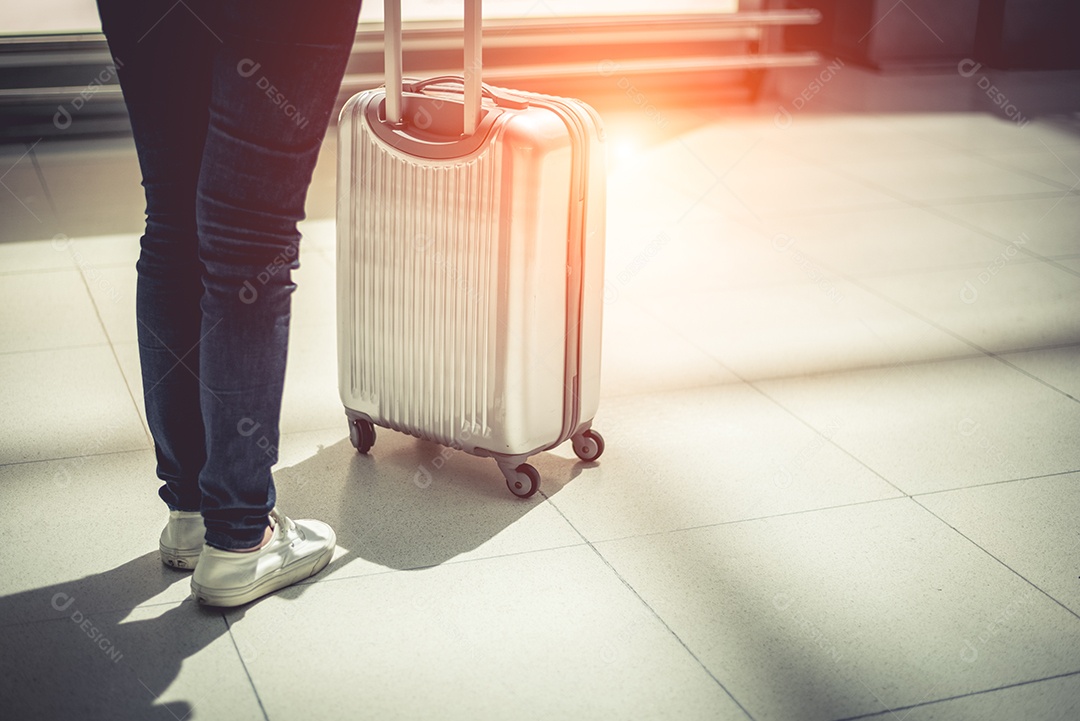 Feche a bagagem de carrinho de mulher e mala no aeroporto. Conceito de pessoas e estilos de vida.