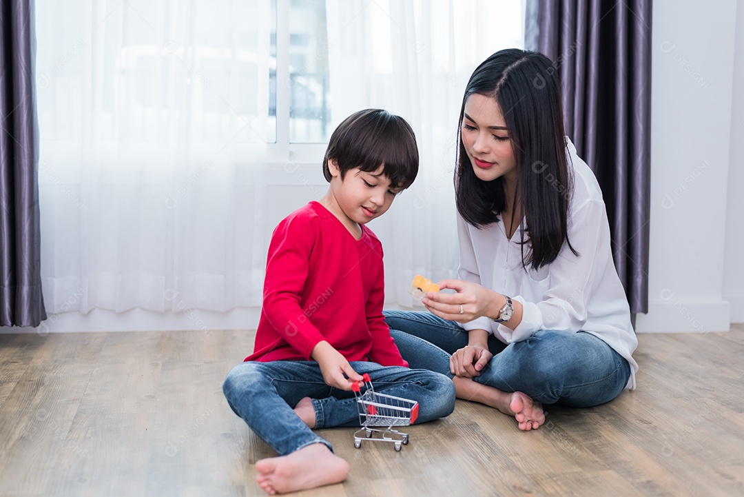 Mãe brincando com filho em casa. Professora e seu aluno brincando juntos no berçário da creche.