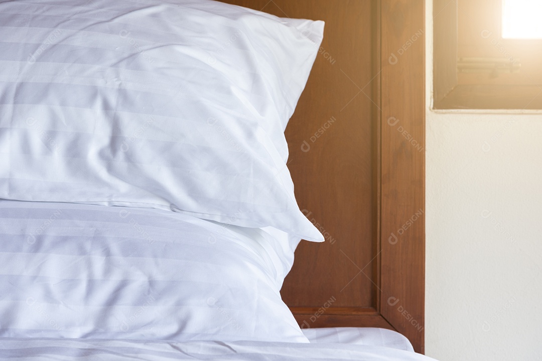 Feche de almofadas na cama de madeira. Relaxe e tema de férias. Tema de interiores e móveis. Objeto e tema de decoração.