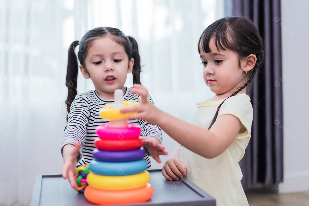 Duas meninas jogando pequenas bolas de brinquedo em casa juntos. Conceito de estilo de vida de educação e felicidade.