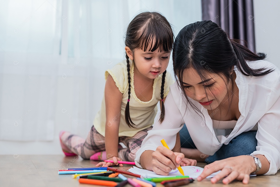 Mãe ensinando a filha a desenhar na aula de arte. De volta à escola e ao conceito de educação.