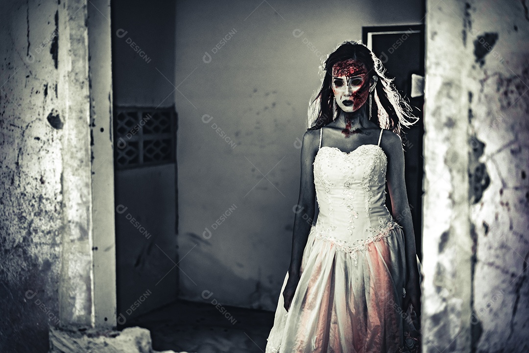 Cadáver de zumbi feminino em frente a parede de grunge em casa abandonada. Conceito de terror e fantasma.