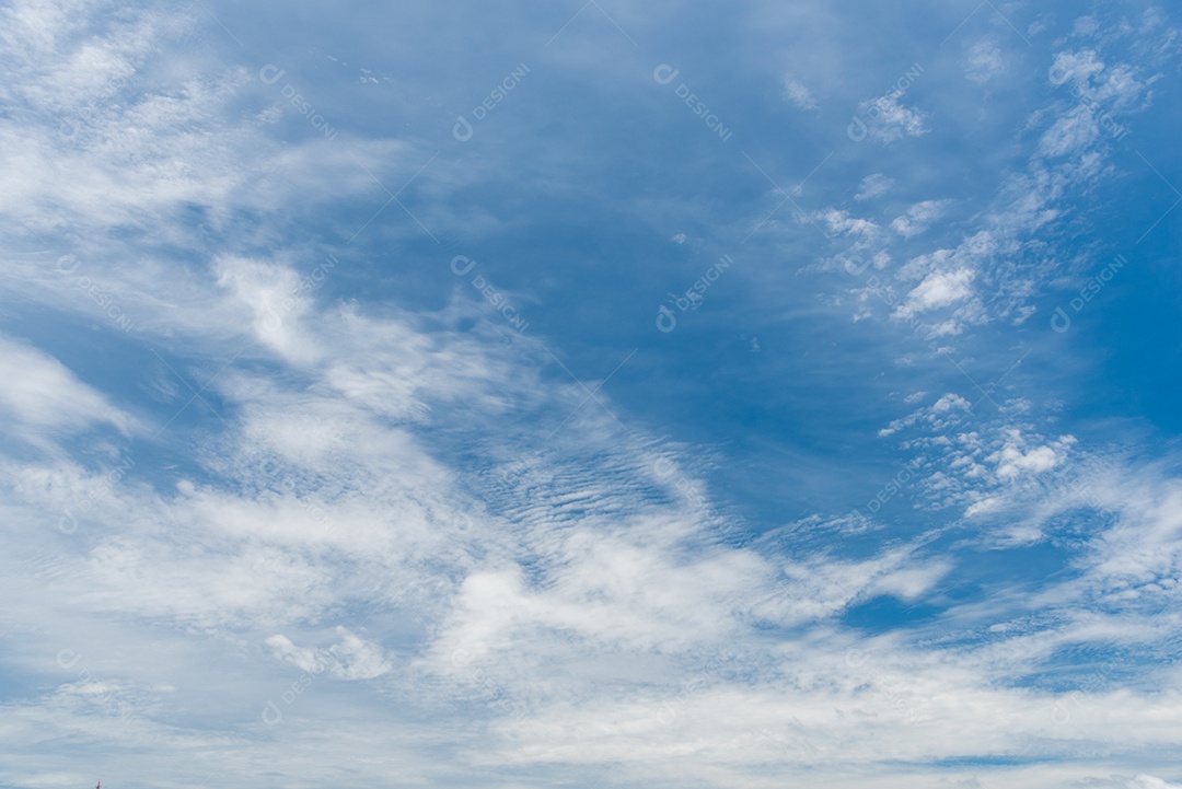 Fundo de céu azul com nuvens. Conceito de natureza e plano de fundo. Tema espaço e ar.