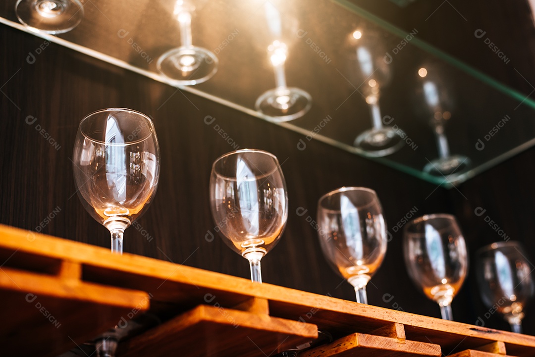 Prateleira de copos de vinho bebendo no restaurante com fundo de vitrine de iluminação.