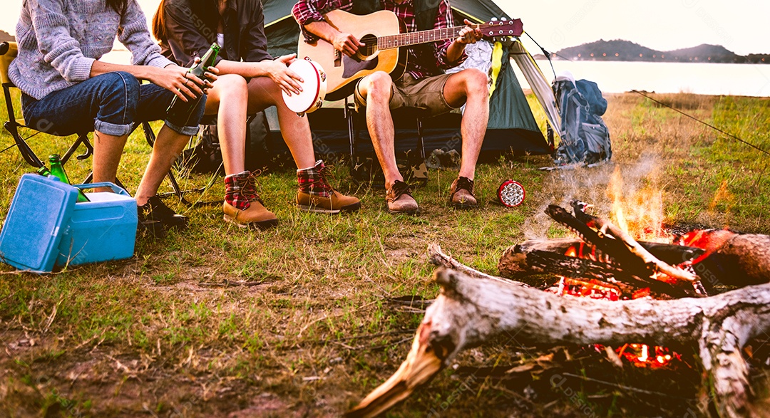 Viajantes acampando fazendo piquenique e tocando música no campo Prado.