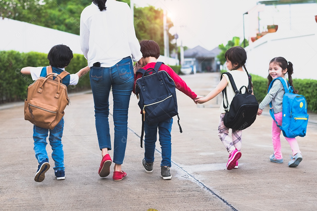 De volta ao grupo de mães de alunos da escola indo para a escola juntos.