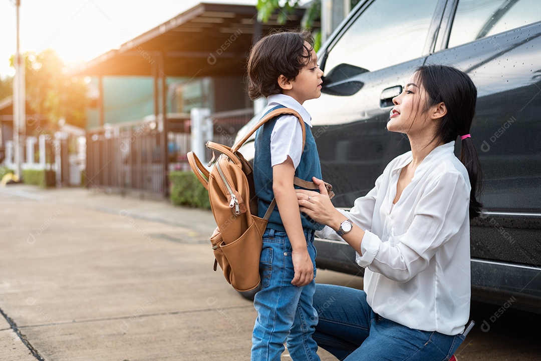 Mãe se preparando para enviar seus filhos de volta à escola no carro pela manhã.