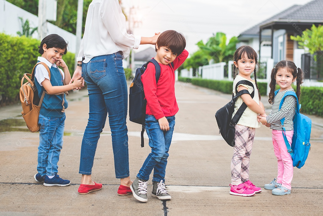 De volta ao grupo de mães de alunos da escola indo para a escola juntos.