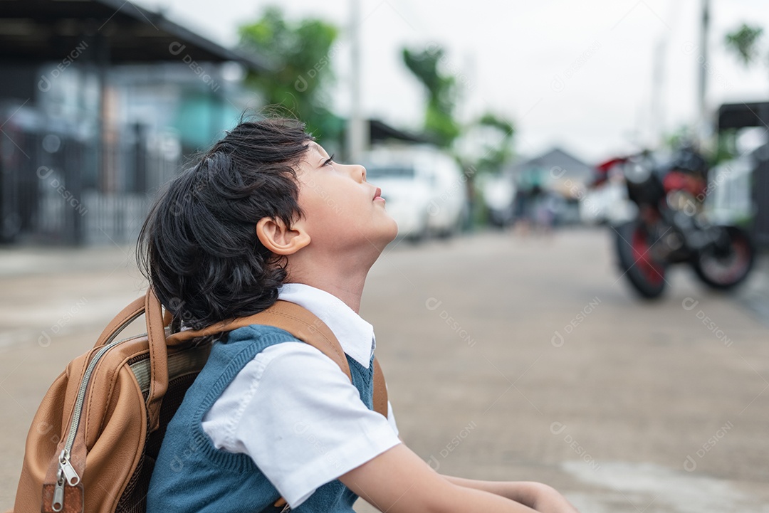 Garotinho chato para ir para a escola de manhã. Alunos infantis tendo tédio na emoção depressiva.