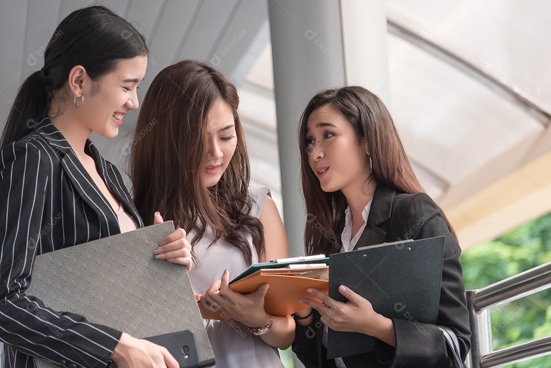 Mulheres de negócios discutindo conferência de reunião de relatório mensal.