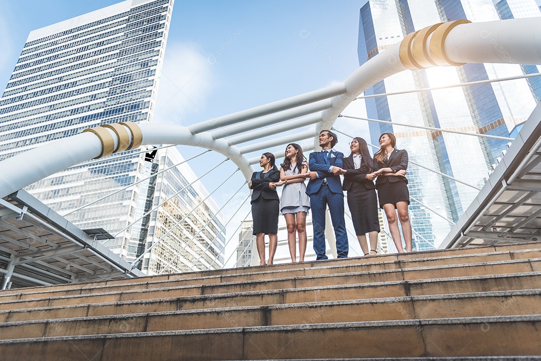 Retrato de grupo bem sucedido de empresários olhando para o céu como futuro.