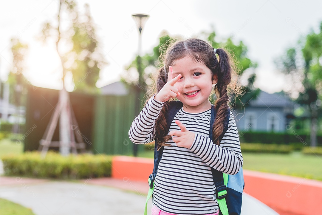 Menina feliz gosta de ir à escola. De volta à escola e ao conceito de educação. Vida feliz e tema de estilo de vida familiar.