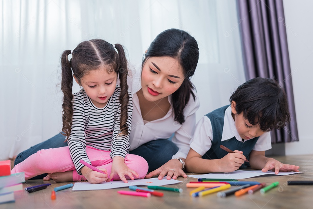 Mãe ensinando crianças na aula de desenho. Filha e filho pintando.