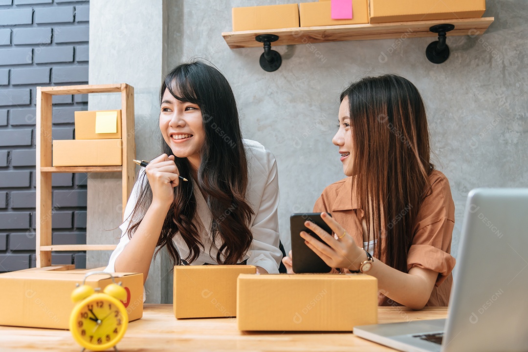 Duas jovens asiáticas iniciam pequenas empresas empreendedoras.