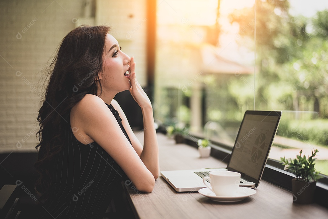 Mulher trabalhadora bocejando no local de trabalho. Conceito de negócios e estilo de vida.