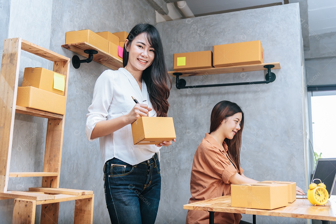 Duas jovens asiáticas iniciam pequenas empresas empreendedoras.