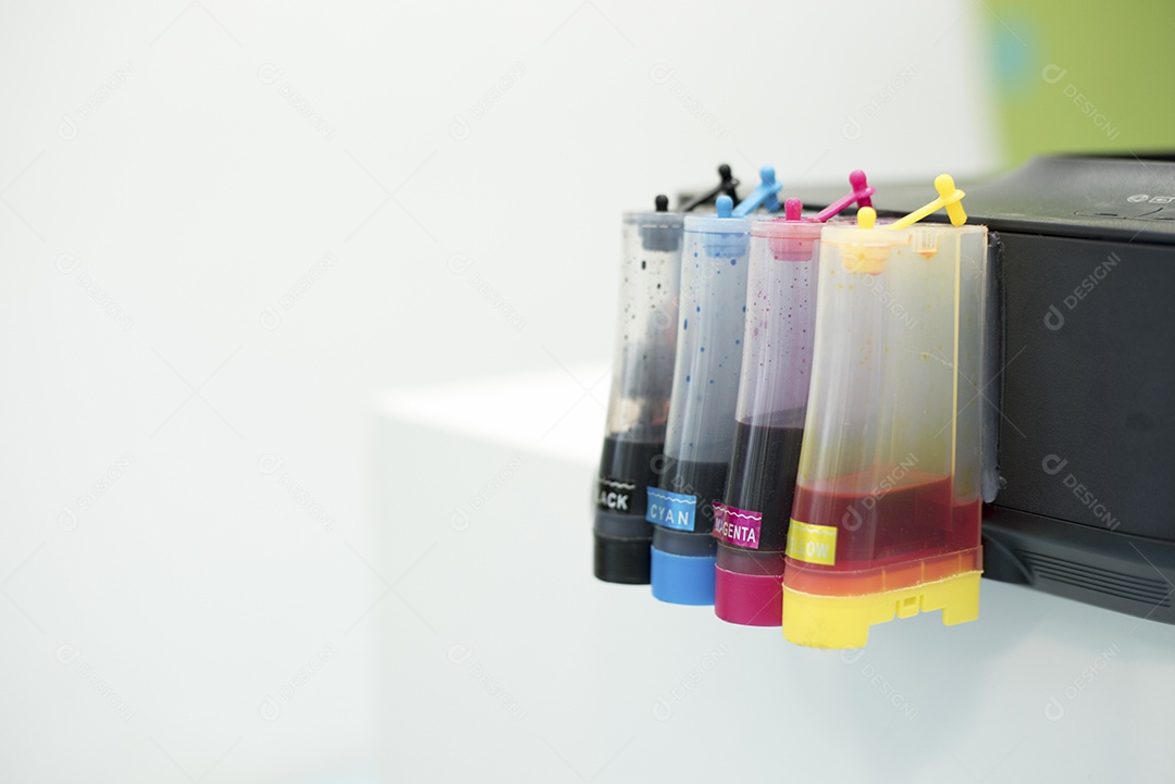 Tanque jato de tinta da impressora. Conceito de computador e cor. Conta de tecnologia.