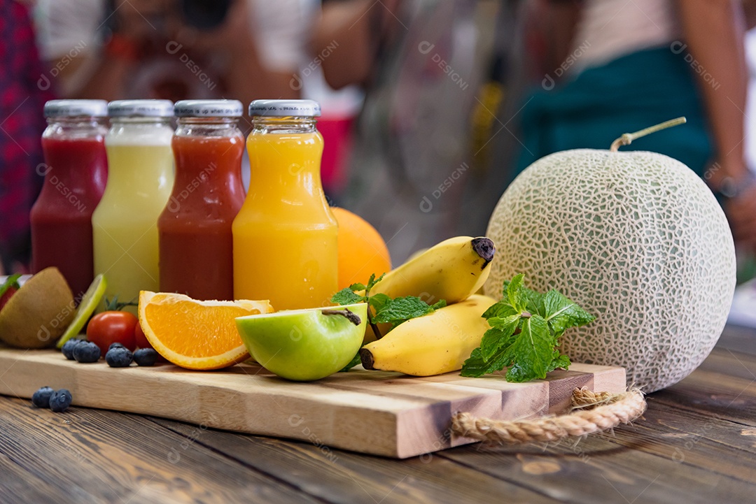 Frutas frescas e garrafa de suco na mesa. Conceito de comida e bebida.