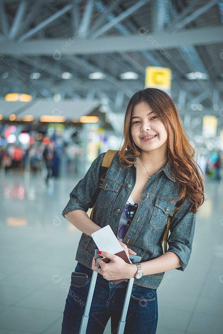 Mulher asiática de beleza feliz viajando e segurando mala.