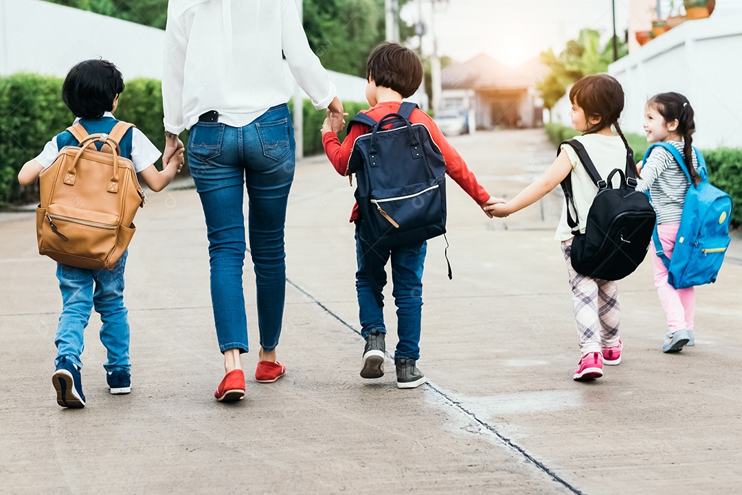De volta ao grupo de mães de alunos da escola indo para a escola juntos.