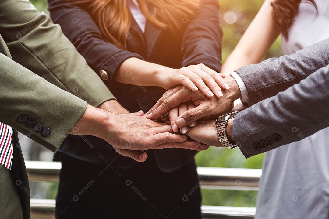 Close-up das mãos de empresários empilhadas como líderes de trabalho em equipe.