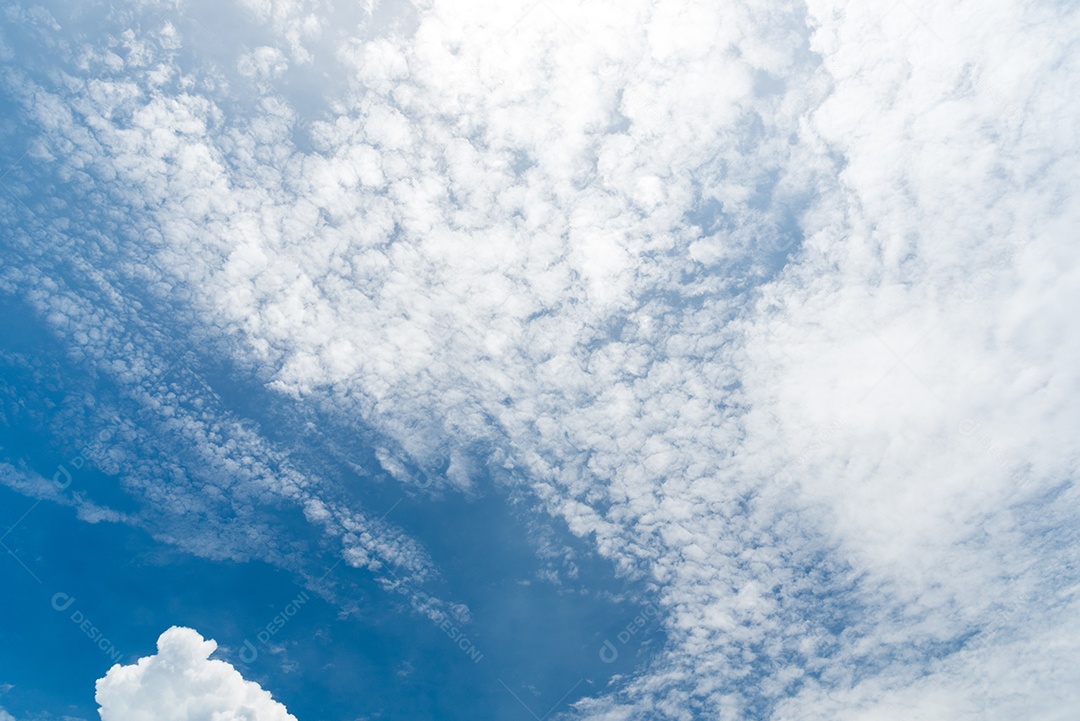 Fundo de céu azul com nuvens. Conceito de natureza e plano de fundo. Tema espaço e ar.