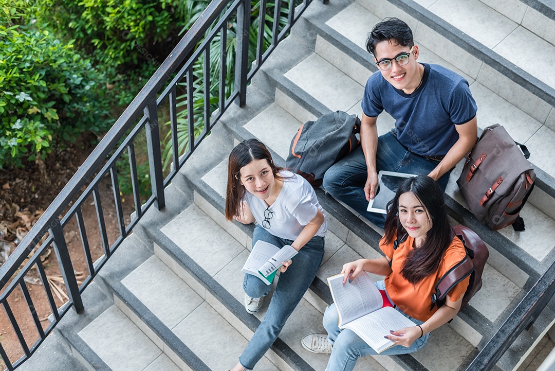 Três jovens estudantes asiáticos do campus gostam de dar aulas particulares.