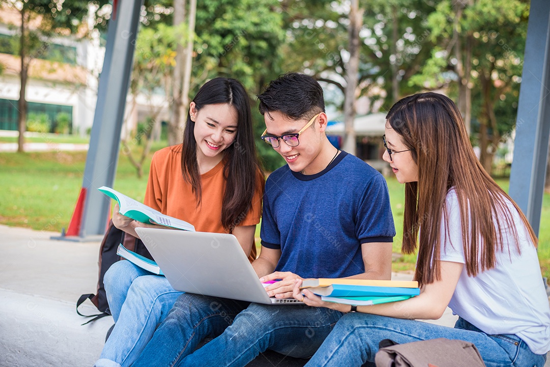 Três jovens estudantes asiáticos do campus gostam de dar aulas particulares.