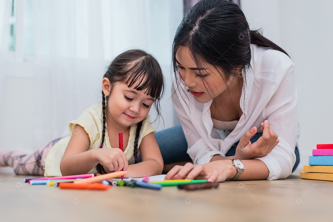 Mãe ensinando a filha a desenhar na aula de arte. De volta à escola e ao conceito de educação.