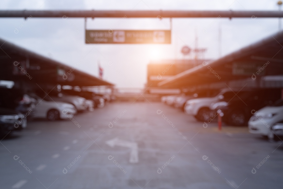 Embaçado de estacionamentos ao ar livre na loja de departamentos com luz solar laranja. Resumo e conceito de transporte.