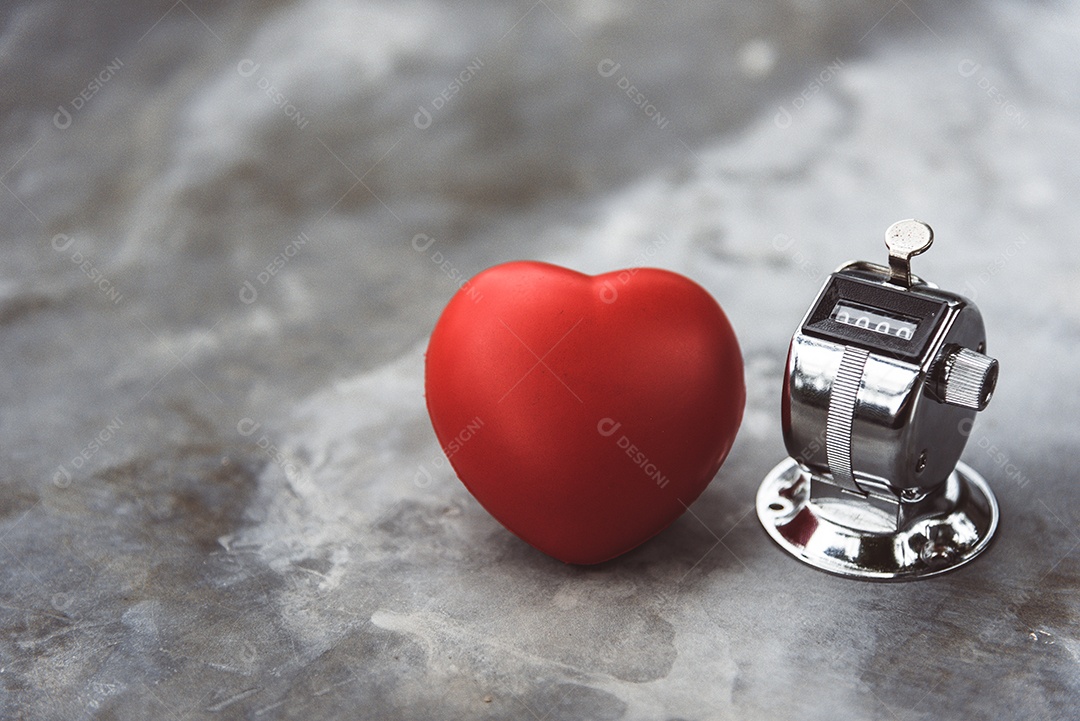 Contador de coração e contagem regressiva na superfície da mesa de mármore.