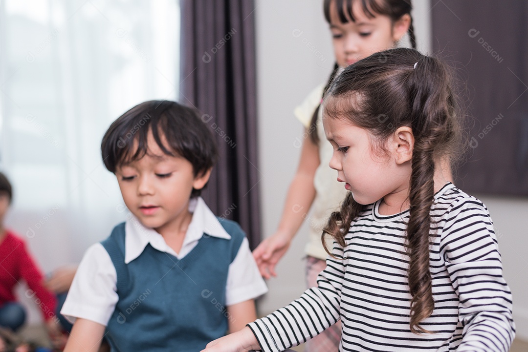 Grupo de crianças brincando juntas e tem conflito sobre brinquedo.